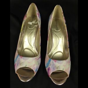 BANDOLINO B FLEXIBLE peep-toe shoes.